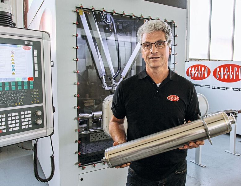 Castro-Geschäftsführer Udo Massari mit einem Edelstahlkatalysator für die Reinraumtechnik. (Beckhoff)