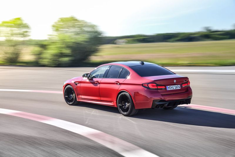 Allradantrieb ist in beiden Fällen wie gehabt serienmäßig an Bord, beim stärkeren Modell wurden die Dämpfer leicht modifiziert. (Bild: BMW)