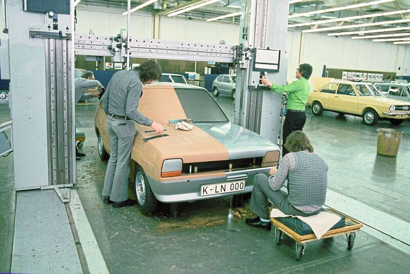 Mit Schlaghosen und Pulunder 1974 frisch ans Werk: Der Fiesta war für Ford eine echte Zeitenwende. Eine, die bald enden wird.
