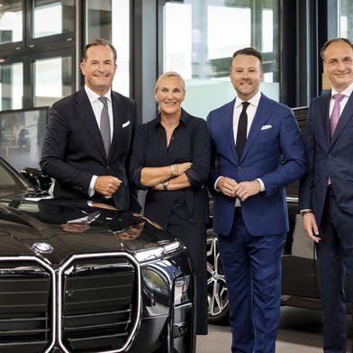 Dirk und Waltraud Horn (v.l.) übergeben ihr Unternehmen Autohaus Rolf Horn an die Procar Automobile Gruppe. Geschäftsführer Stefan Schmitt und CFO Nicolas Janssen wollen die drei Standorte in den nächsten Jahren nach dem BMW-Konzept Retail Next umbauen.  (Bild: Procar Automobile Gruppe)