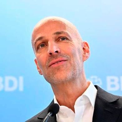 Peter Leibinger, Chef des Bundesverbandes der Deutschen Industrie (BDI), befürchtet, dass die sogenannte Entlastungsprämie verpufft. Parallel kritisiert auch der ZVEI derzeit die Bundesregierung aufgrund diverser Versäumnisse, die den Standort Deutschland bedrohen ... (Bild: BDI)