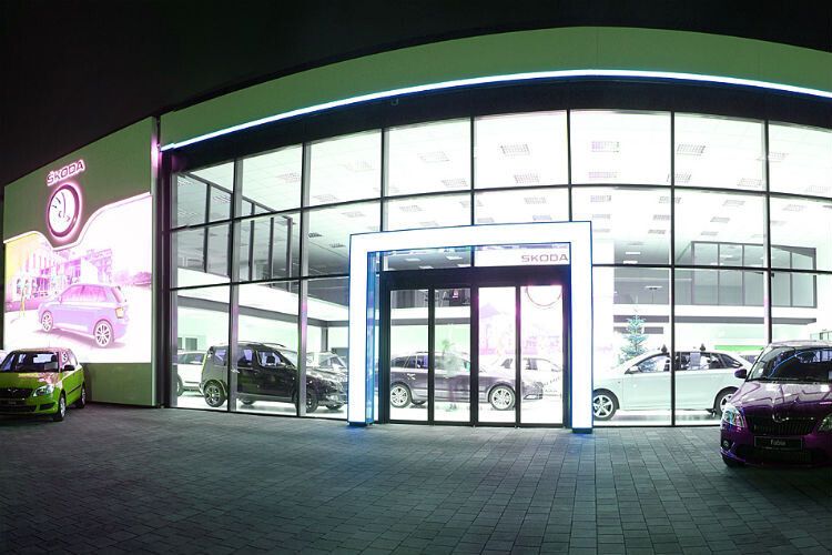 Wie ein leuchtendes Juwel wirkt der Bau in der Nacht. (Foto: Koch Automobile)