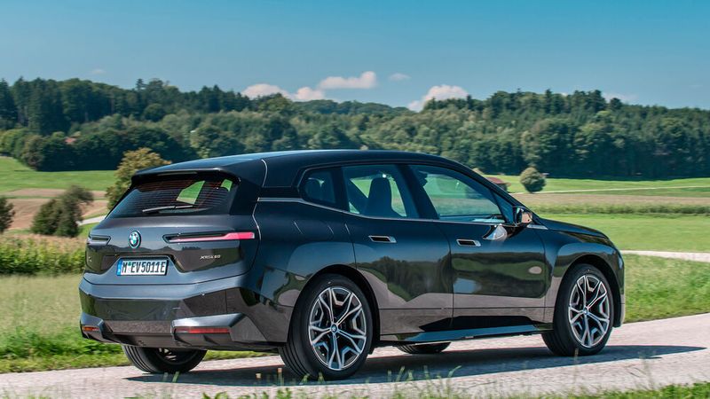 Im kommenden Jahr ergänzen weitere Motorvarianten das Programm. (Bild: BMW)