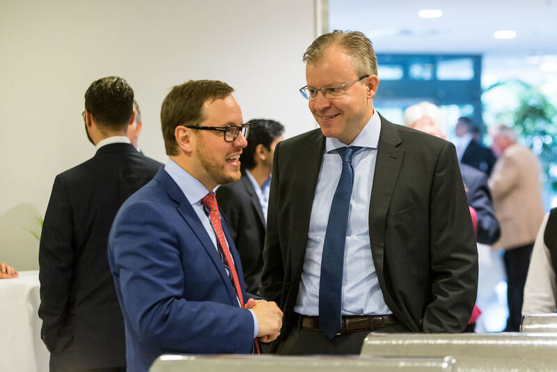 Ebenfalls mit dabei waren die Sponsoren des Internet Sales Awards. Im Foto zu sehen ist Philipp Kroschke (li.), Sprecher der Geschäftsführung von Christoph Kroschke, mit Florian Fischer, Geschäftsführer Vogel Business Media. (Stefan Bausewein)