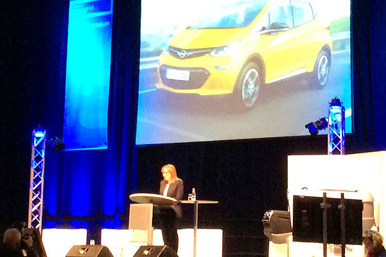 GM-Chefin Mary Barra kündigte auf dem Car Symposium ein neues Elektroauto von Opel an. (Foto: Baeuchle)