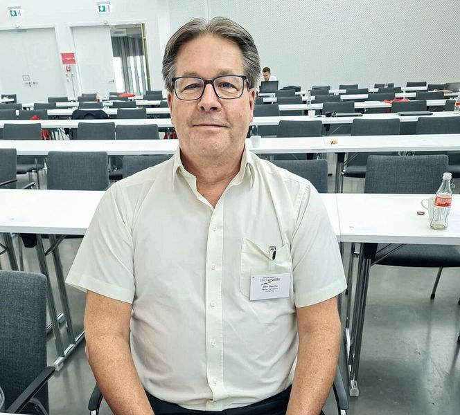 Bernd Gasche, Fischer Connectors: „Nur Firmen, die wissen, was um sie herum im Markt passiert, können gezielt ihre Strategie definieren und erfolgreich umsetzen. Ich bin jetzt über 13 Jahre in der Branche, und der Steckverbinderkongress ist für mich eine der wichtigsten Veranstaltungen um den Tunnelblick, der sich da automatisch bildet, zu weiten und wichtige Informationen für meinen Berufsalltag zu erhalten. Die Kombination aus Vorträgen, Ausstellergesprächen und Workshops finde ich dazu sehr geeignet. Und besonders nützlich und praxisnah fand ich den Workshop zum Crimpen und Verbinden.” (Bild: Hajo Stotz)