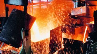 Für einen Oberholm mit einem Rohgussgewicht von 252 000 kg mussten die Siempelkamp-Gießer 270 000 kg Eisen mit einer Temperatur von über 1350 °C vergießen. (Archiv: Vogel Business Media)