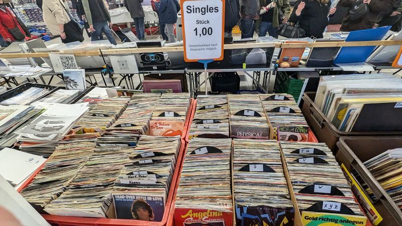 Selbst bei einem Euro pro Stück dürfte sich dieser Verkäufer wohl eher schwer tun, seine Ware an den Mann bzw. die Frau zu bringen. (Bild: Dominsky – VCG)