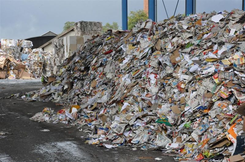Da das mit dem Rohstoff Altpapier eingetragene Kalciumcarbonat das Prozesswasser sehr hart macht, muss das Wasser im Vorfeld enthärtet werden. Die Härte könnte sond bei veränderten Prozessparametern (pH-Wert, Temperatur, Leitfähigkeit etc.) zu Ablagerungen in der Belebung und an den Membranen führen.  (Bild: M.Henig/PROCESS)