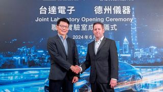 Handshake for future cooperation: James Tang, Delta Electronics, right is Amichai Ron from Texas Instruments. (Image:Texas Instruments.)