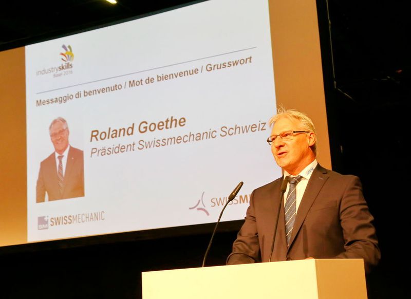 Roland Goethe, Präsident Swissmechanic bei seiner Ansprache an die Lernenden. (Anne Richter / SMM)