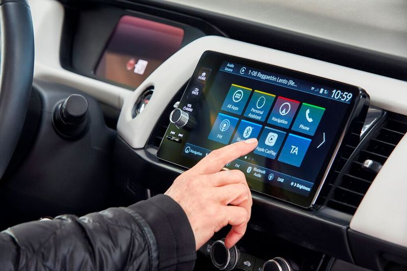 Es gibt wieder Knöpfe und Tasten, um etwa Navigation oder Klimaautomatik direkt ohne Umwege über eine umständliche Menüführung im Display ansteuern zu können. (Bild: Honda)