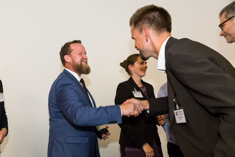 Mit einem Augenzwinkern nimmt Bernd Gilges (li.) die Glückwünsche von Jury-Mitglied Frederick Altrock entgegen, der ... (Stefan Bausewein)