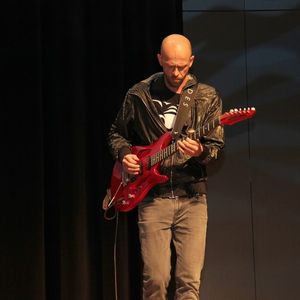Was eine Rock-Gitarre mit PTC zu tun hat? Diese Gitarre, die Markus Birkle von den „Fantastischen Vier“ spielt, wurde aus einem Kunststoff namens Arium hergestellt. Um die komplexe Gussform dafür zu erstellen, kam PTC Creo zum Einsatz.