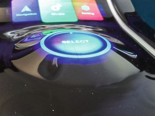 Ein stretchable Micro-LED-Display mit 12 Zoll und einer Auflösung von 440 x 1.120 Pixel. (Bild:  DFF)