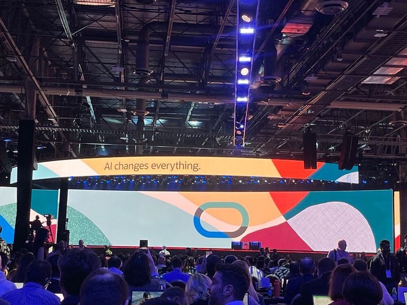 „AI changes everything.“ - KI verändert alles. Das war das Motto der diesjährigen Oracle AI World.  (Bild: Paula Breukel)