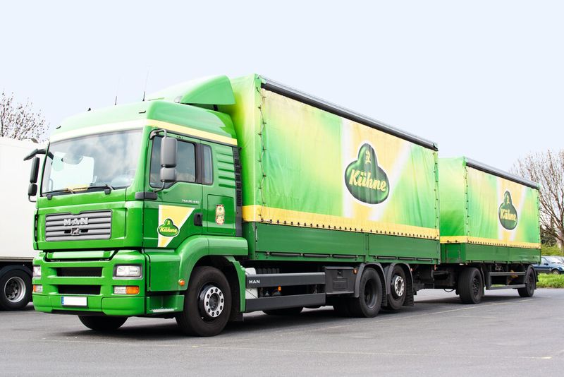 Mehr als 50 Millionen Gläser Sauerkonserven und Feinkosterzeugnisse verlassen jährlich das Kühne-Produktionswerk in Straelen.  (Bild: SEW-Eurodrive)