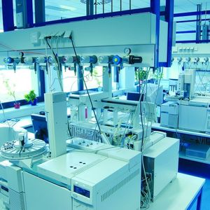  2  Hochwertige technische Geräte,  empfindliches Glasmaterial, Gefahr- oder Kühlgüter: Der Umzug mit einer Laboreinrichtung stellt besondere Anforderungen.