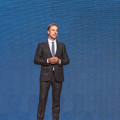 Florian Huettl in der Werkshalle K48 in Rüsselsheim. (Bild: Stellantis)