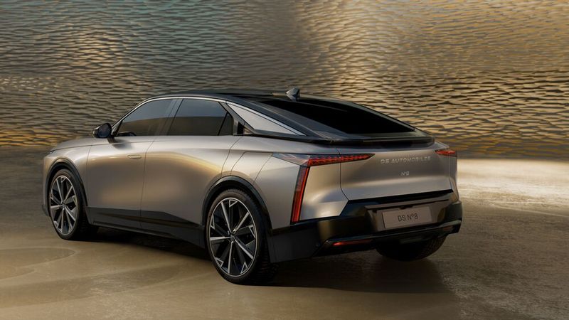 Angesichts der leicht erhöhten Karosserie und dem langsam abfallendem Dach geht der DS No8 am ehesten als SUV-Coupé durch. (Bild: DS Automobiles)