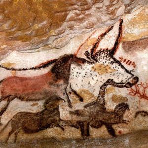 Abb. 1: Stiere, Auerochsen, Hirsche, Pferde, Löwen und Nashörner in monumentalen Jagdszenen – die Höhle von Lascaux birgt die berühmtesten prähistorischen Felsmalereien der Welt.