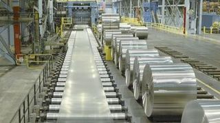 Novelis ist exklusiver Zulieferer von Aluminiumblech für den Jaguar XE. (Bild: Novelis)