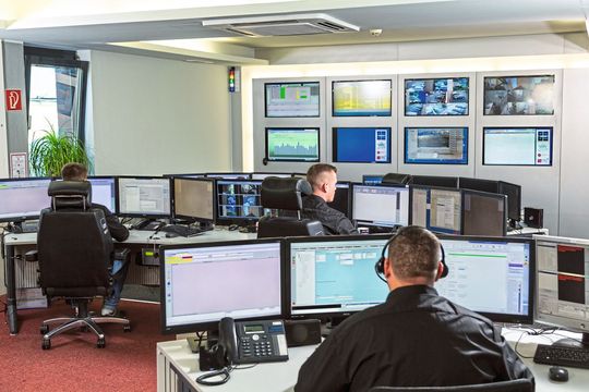 Die Sicherheitszentrale von Protection One behält die Situation immer im Auge.(Bild:  Protection One)