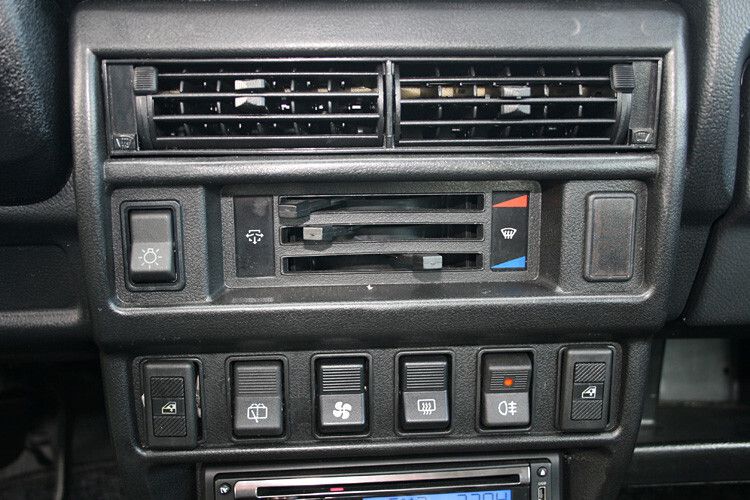 ... nicht zu vergessen die herrlich altmodischen Schieberegler für die (leistungsstarke) Heizung. (Foto: auto-medienportal.net)