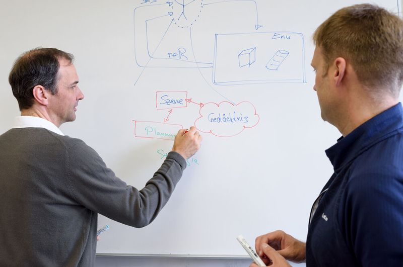 Die Forscherinnen und Forscher am Institut für Neuroinformatik schauen bei Prozessen ab, die im menschlichen Gehirn ablaufen. (Bild: Roberto Schirdewahn)