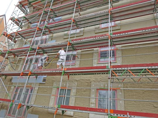 (Ertüchtigung von rund 1'500 Quadratmetern unebener Fassade: Die eigens für das Projekt entwickelte Spritzdämmung „maxit eco 720“ eignete sich besonders gut für die Sanierungsmaßnahmen im Quartier Margaretenau. Bild: Maxit)