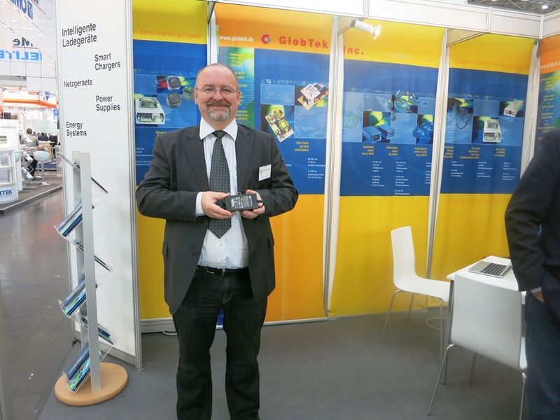 Globtek-Vertriebsingenieur Rudolf Münter hält ein externes medizinisches Netzteil in Händen. (Bild: Schäfer)