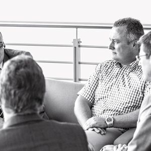 Bei einem Besuch in München diskutierten LP-Chefredakteur Marc Platthaus (l.), Thomas Köhler (2 v.l.), Volker Horn (2.v.r., beide DB Systemtechnik) und Dr. Claus Köller (r., t&p) über die Schwierigkeiten und Chancen einer LIMS-Implementierung.