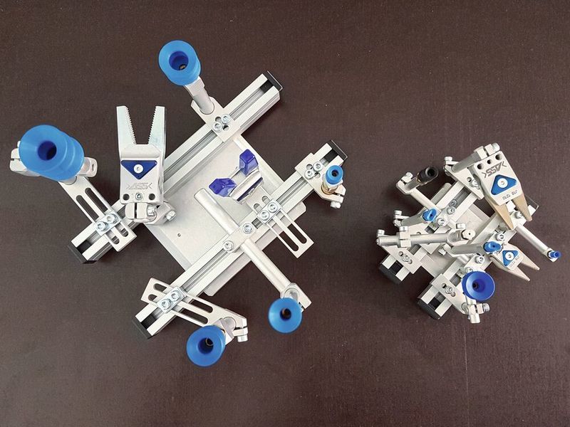 Rechts im Bild ist das auf der K 2019 präsentierte Micro-System mit 6 mm Klemmdurchmesser im Vergleich mit dem 10er-System von ASS Maschinenbau zu sehen. (ASS)