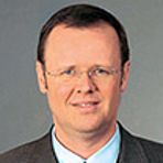 Titel, Name: Dr.-Ing. Thomas Fischer  Geburtsjahr, -ort: 1955 in Olpe  Funktion: Mitglied des Aufsichtsrats  Firma: Bayer AG  Ausbildung: 1976-1981: Studium der Chemietechnik an der Universität Dortmund 1976-1981: Studium des Wirtschaftsingenieurwesens an der FH Dortmund 1987: Promotion  Berufliche Laufbahn: 1986: Eintritt in die Bayer AG (Bereichsingenieur, Betriebsleiter und Projektleiter) Seit 1988: Mitglied im Verband angestellter Akademiker und leitender Angestellter der chemischen Industrie (VVA) Seit 1998: Mitglied im Gesamt- und Konzernsprecherausschuss der Bayer AG Seit 2001: Vizepräsident des Europäischen Führungskräfteverbands Chemie (FECCIA)  Seit 2002: Vizepräsident Deutscher Führungskräfteverband (ULA)  Seit 2002 Vorsitzender des VAA Bundesvorstands Seit 2005: Vorsitzender des Konzernsprecherausschusses Seit 2005: Mitglied im Aufsichtsrat der Bayer AG seit Oktober 2005 2003-2006: Leiter der Verfahrens- und Anlagensicherheit bei Bayer MaterialScience Seit 2006: Projektleiter Sonderprojekte im Bereich Technology Services bei Bayer MaterialScience (Bild: Bayer)