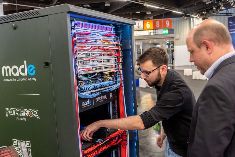 Cybersecurity auf der it-sa 2022 war aber alles andere als graue Theorie. Die Devise war vielmehr: begreifen, verstehen, selbst ausprobieren... (Bild: NürnbergMesse / Thomas Geiger)