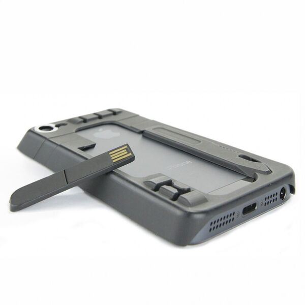Und wieder ein Gadget für das iPhone5: Die multifunktionale Hülle bietet u.a. einen USB-Stick, der auch als Ständer (hochkant + quer) verwendet werden kann und ein integriertes Multifunktionswerkzeug. (Bild: www.radbag.de)