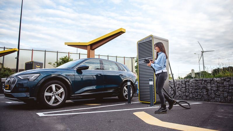 Nicht nur bei den voraussichtlichen Verbrauchswerten und dem Anteil der öffentlichen Tankvorgänge sind sich Industrie und Politik uneinig.(Fastned)