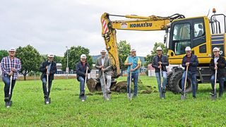 Baubeginn mit dem Spatenstich am 23. August mit Vertretern der Unternehmen Beckhoff, Schairer + Partner Architekten sowie Stotz Bau. (Beckhoff)