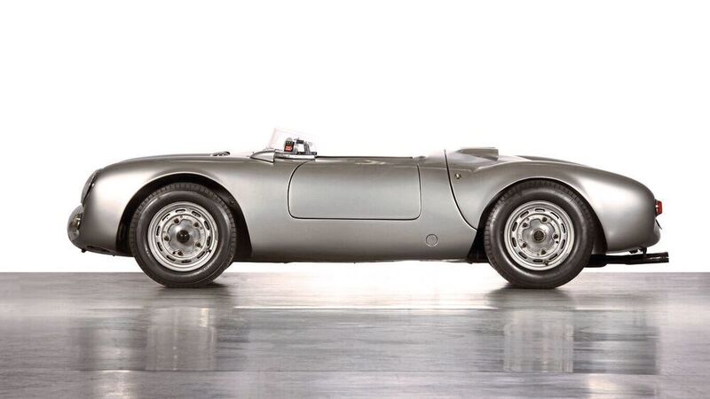 Ebenfalls Boxster-Vorfahre: Ab 1954 entstand der 550 Spyder. Mit einer leichten Aluminiumkarosserie auf einem Flachrahmen aus Stahlrohr bringt er ganze 590 Kilogramm auf die Waage. Auch wenn er für den Rennsport gedacht war, so verfügte er selbstverständlich über eine Straßenzulassung. (Porsche AG)