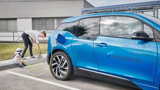 Rheinmetall hat Bordsteine mit integrierten Steckdosen entwickelt. (Bild: Rheinmetall)