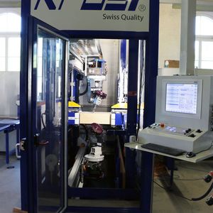 Für das 28-Achs-CNC-Holzbearbeitungszentrum MC15 von Krüsi Maschinenbau, hat das Unternehmen NUM die CNC-Bedieneinheit mit 19-Zoll-Touchscreen beigesteuert.