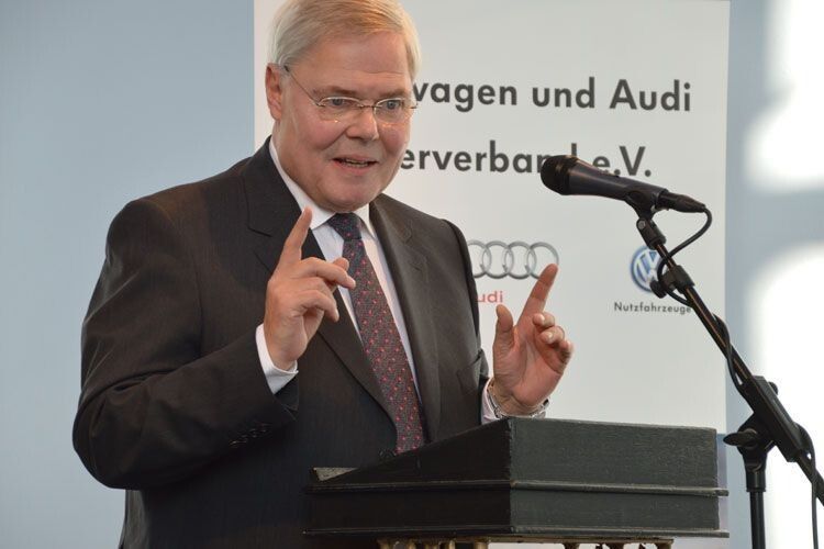 Heinrich Jacobi, Verwaltungsratsvorsitzender der Autobusiness Group, würdigte Lamlés Engagement für die Wirtschaftsgesellschaften der Volkswagen- und Audi-Partner. (Foto: Achter)