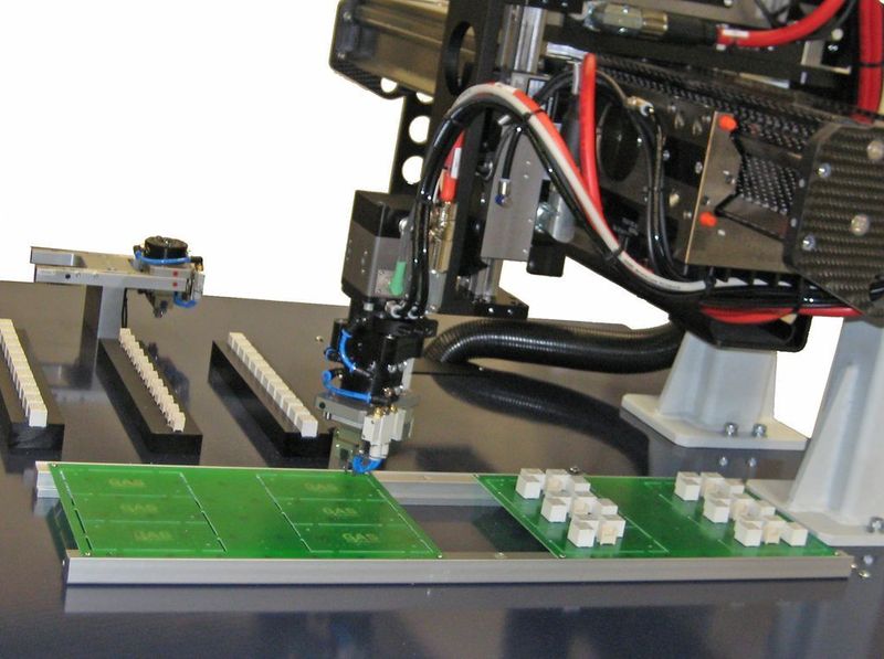 Bild 4: Konsequenter Leichtbau ermöglicht beim Exotenbestücker eine Zykluszeit unter 1 s.  Bild: Schunk (Archiv: Vogel Business Media)