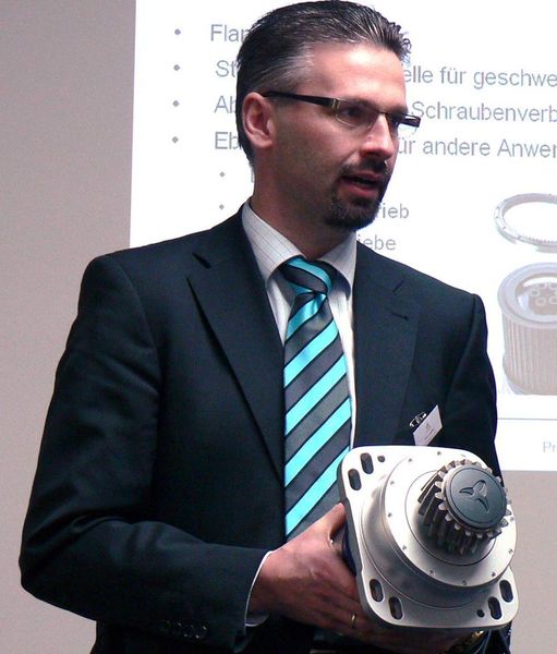 Axel Leidner, Leiter Produktmanagement bei Wittenstein alpha, präsentiert das neue Flansch-Getriebe RP+. (S. Michel) (Archiv: Vogel Business Media)
