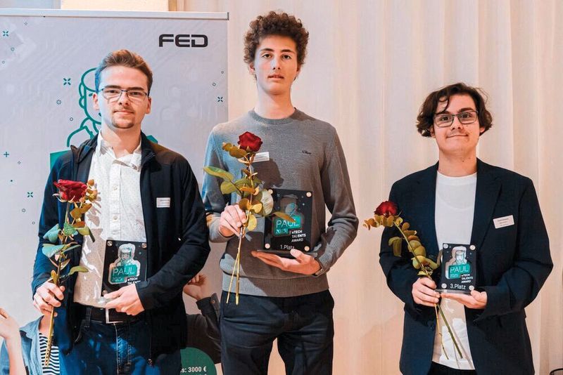 Namensgeber: Der FED-Award PAUL ist nach Eisler benannt und wird an junge Ingenieure und Tüftler vergeben. Den PAUL Award 2025 erhielten (v.l.n.r.) Johannes Sirch, Jonathan Westphal und David Vacaroiu. (Bild: FED)