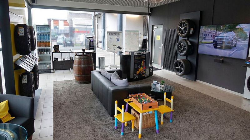 Hier lässt es sich gut aushalten. Immer mehr Kunden warten deshalb im Betrieb, bis ihr Auto fertig ist. (Bild: Rosenow/»kfz-betrieb«)