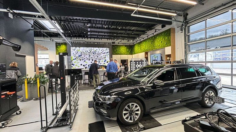 Die Tagung fand unter anderem in der Zukunftswerkstatt in Esslingen statt, in der vier Anbieter ihre unterschiedlichen Ansätze zur FAS-Kalibrierung den Vertretern aus den jeweiligen Landesverbänden vorführen konnten.(Bild:  Schreiner - VCG)