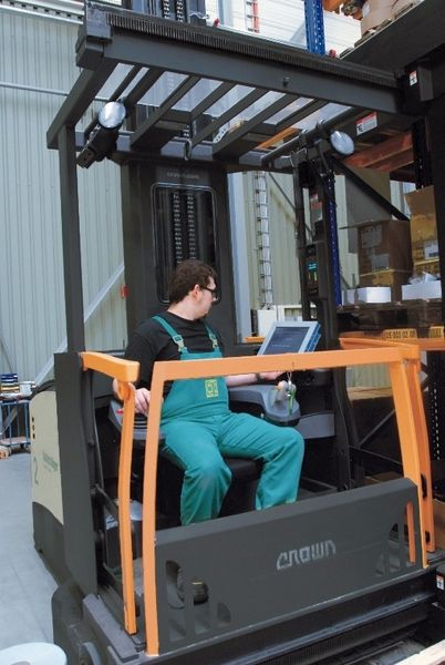 Auf seinem Movecontrol-Sitz hat der Staplerfahrer bequem und jederzeit alle Kontrollinstrumente und Displays im Blick sowie alle Bedienelemente und Kommissionierwaren im Regal im Griff. (Archiv: Vogel Business Media)