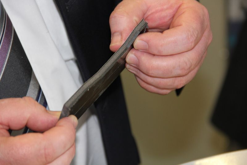 Konturgefrästes Sandwichbauteil. Es besteht aus einem dreilagigen Werkstoffverbund: einem 2 mm dickem Polypropylen mit Glasfaserverstärktung (20 Vol.-%), einem 4 mm dicken Polyurethanschaum und einer 0,5 mm dicken TPU-Haut (thermoplastisches Polyurethan). (Bild: Kraus)