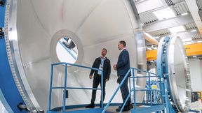 Benedikt Gundling und Tobias Hannen vor einer Tankkomponente der Ariane 6. (Bild: Grob-Werke)